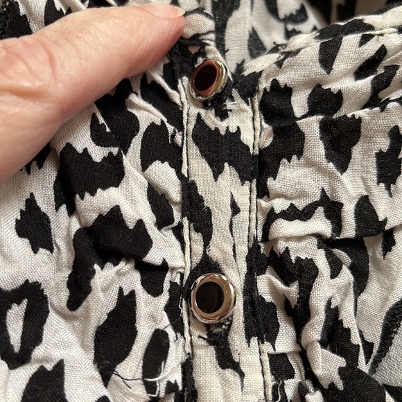 Criss Cross leopard print blouse size large - Picture 10 of 10